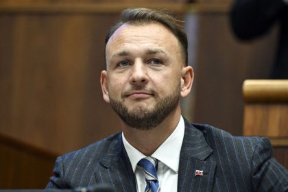 Sutaj Estok Ukoncil som vojnu v policii stabilizoval ju Minister opustil svoj rezort reagoval Karas
