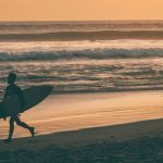 Turista sa utopil plavcik pozeral mobil