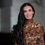 Uchvatna Demi Moore v zlate Serena stihla a peciatkovana Gwyneth Gucci vracia strateny sexepil a tuzbu