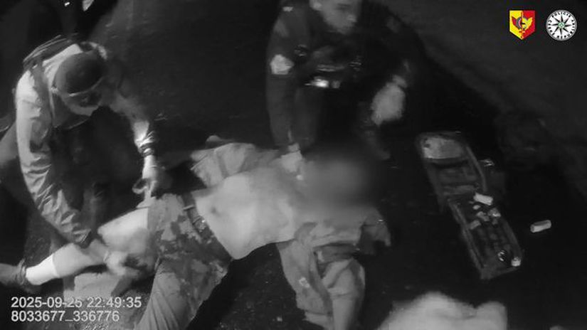 VIDEO Krvavy utok v prazskej MHD Pachal pobodal dvoch muzov za pokus o vrazdu mu hrozi az dozivotie