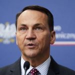 Ak Putin poleti nad Polskom riskuje zatknutie varuje minister Sikorski