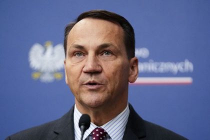 Ak Putin poleti nad Polskom riskuje zatknutie varuje minister Sikorski