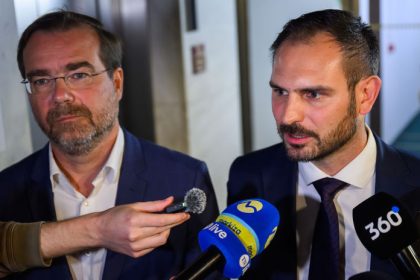 Ak by Kratky s Krajcim nehlasovali za Ustavu Matovic by dostal milost od PS tvrdi Richter zo Smeru