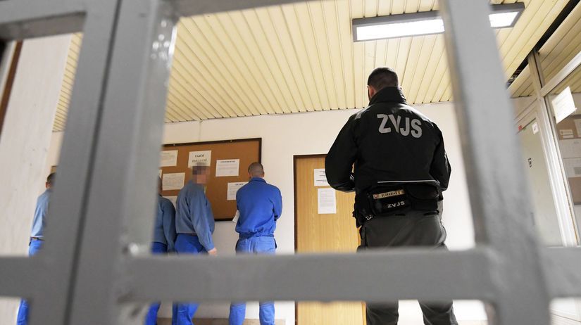 Akcia KARMA Inspekcia obvinila dozorcu z bitia odsudenych