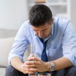 Mytus o zdravom piti pada Pre mozog neexistuje bezpecne mnozstvo alkoholu riziko demencie zvysuje aj mierne pitie