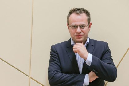 Nevydany skandal v televiznej relacii Moderator prerusi vysielanie