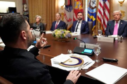 ONLINE Husta atmosfera v Bielom dome Trump tlacil na Zelenskeho aby vyhovel Putinovi