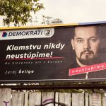 Opity senior napadol okresneho sefa Demokratov