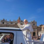 Papez svatorecil sedem osob vratane knaza