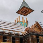 Popularna horska dedinka stavia unikatny dreveny kostol