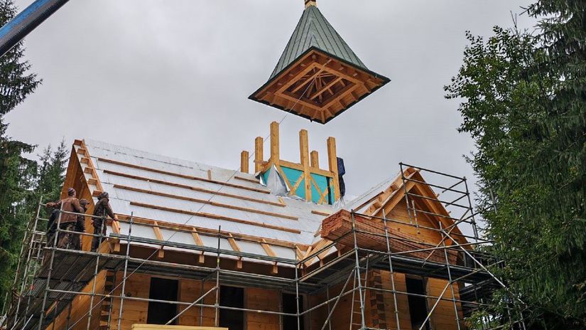Popularna horska dedinka stavia unikatny dreveny kostol