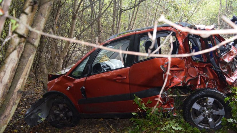 Pri B Stiavnici sa auto zrutilo posadka zahynula