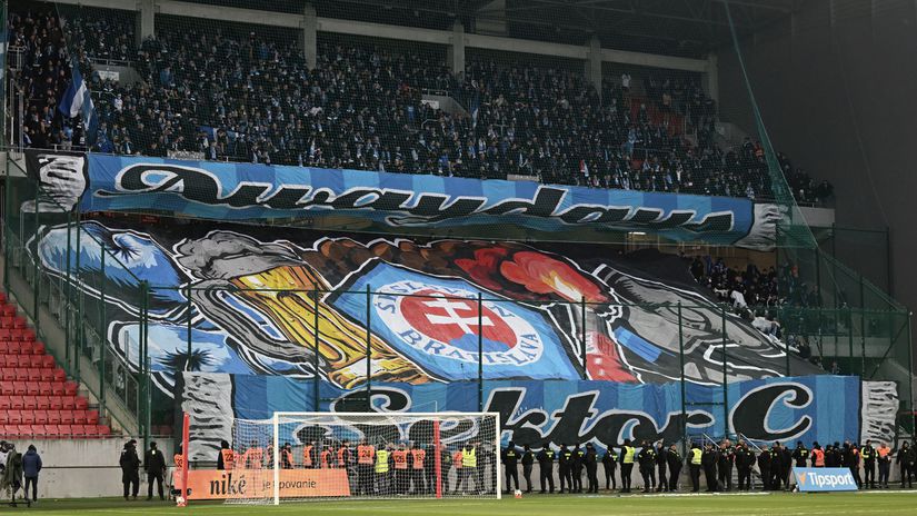 Si normalny Ty primitiv zoberte ho prec Weissa rozladili hanlive pokriky fanusika rozhovor ukoncil predcasne