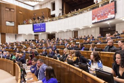 Usetrite na asistentoch v NR SR