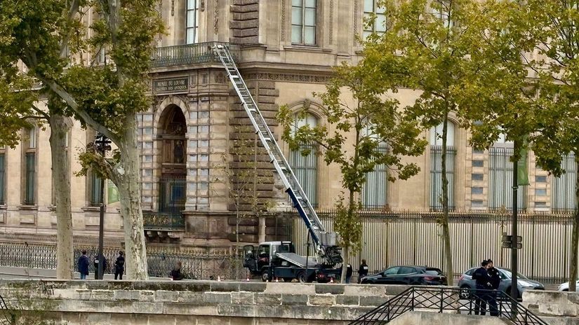Zlodeji ukradli sperky z Louvru za styri minuty