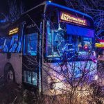 Autobus pri Kosiciach narazil do stromu zranili sa cestujuci