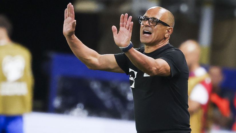 Calzona Mrzi ma to este nikdy som neprehral 06 Hraci su velmi smutni podakoval som im za kvalifikaciu