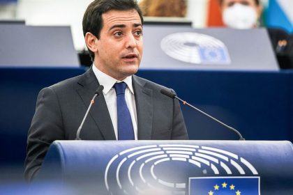 Podpredseda eurokomisie Chranme automobilky a diskutujme o zakaze predaja spalovakov