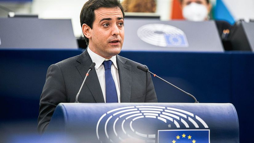 Podpredseda eurokomisie Chranme automobilky a diskutujme o zakaze predaja spalovakov