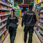 Policia prichytila zlodejov v obchodoch