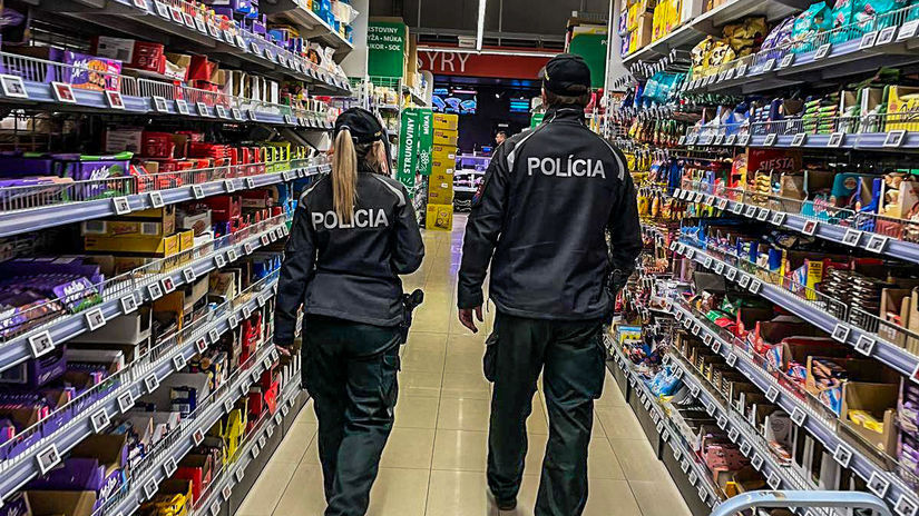 Policia prichytila zlodejov v obchodoch