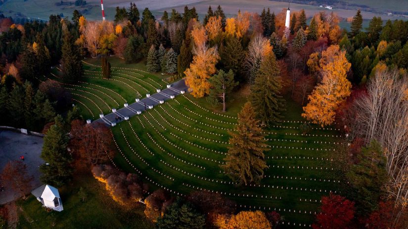 Rozziarili hroby hrdinov a zapalili sviecky