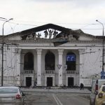 Rusi otvoria divadlo v Mariupoli znicene bombou