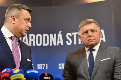 SNS vyzyva premiera aby skoncil spolupracu s Lajcakom