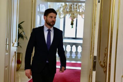 Simecka predstavil tienovych ministrov a rozdal ulohy