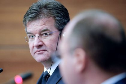 V odtajnenych emailoch Jeffreyho Epsteina sa objavilo meno exministra