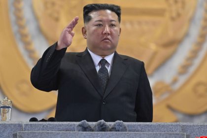 Vojakov vychvalil uradnikov znicil Kim sa pozrel na tovarne a priznal chybu