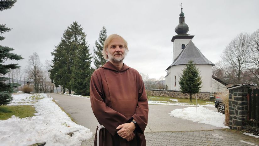 Geograficky stred Europy strazia kapucini Navstevnikov vitaju aj pocas sviatkov ich unikatny betlehem laka rodiny a turistov