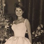 Ikona Sophia Loren a jej oblubene pozy pri stromceku