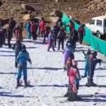 Len dalsia turisticka pasca Ked sa lyziarsky sen zmeni na boj o zaprasedny pasik snehu