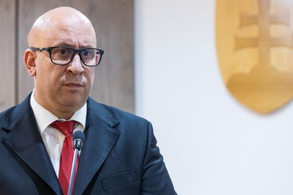 Mimoriadnu schdzu k odvolavaniu Raza sa v pondelok nepodarilo otvorit