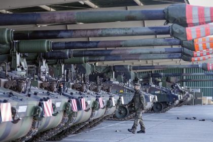 Nemecka armada vyhodila niekolko vysadkarov kvoli hajlovaniu a antisemitizmu