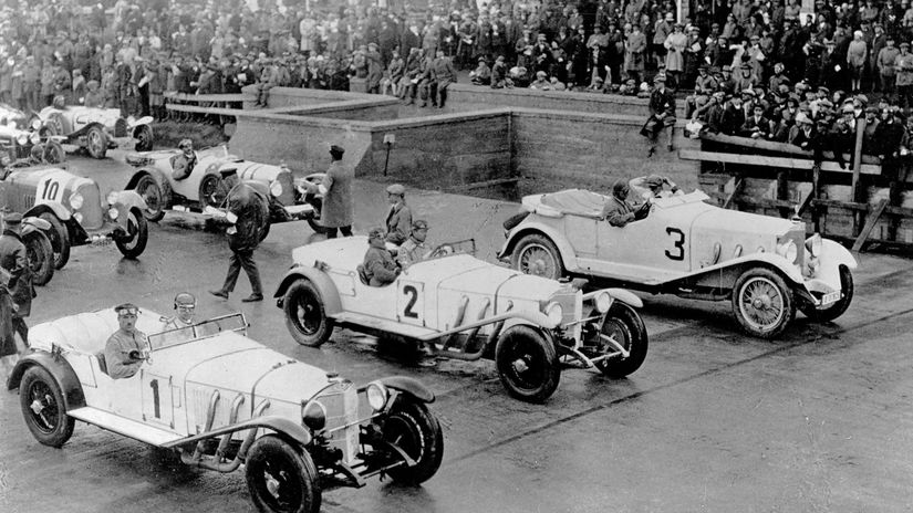 Nurburgring je legendou medzi okruhmi jeho vystavba zacala pred sto rokmi