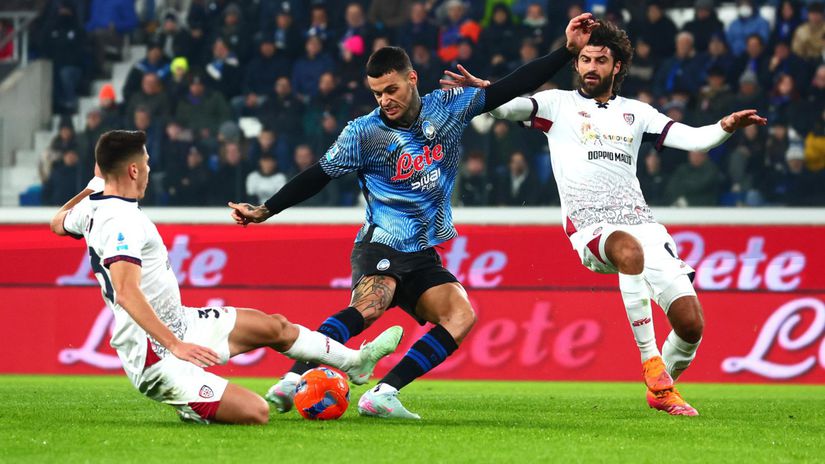 Obranca Obert odohral cely zapas no Cagliari neuspelo O triumfe Atalanty rozhodol Scamacca