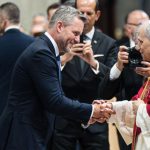 Pellegrini vo Vatikane Mama a tri dary papezovi