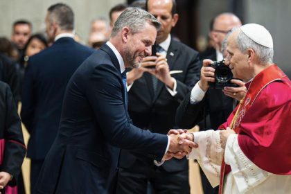Pellegrini vo Vatikane Mama a tri dary papezovi