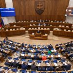 Pomoc s vysokymi uctami za energiu aj pre poslancov