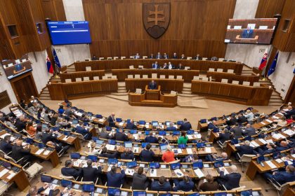 Pomoc s vysokymi uctami za energiu aj pre poslancov