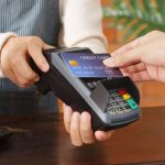 Poslanci schvalili povinne bezhotovostne platby