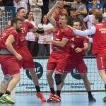 Rusi pomaly zdvihaju ruky nad hlavu