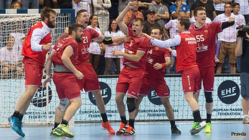 Rusi pomaly zdvihaju ruky nad hlavu