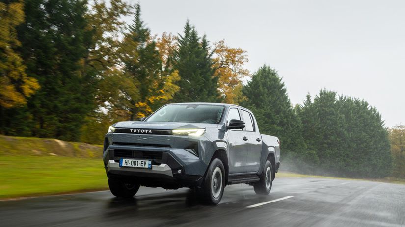 Toyota predstavuje novy Hilux vratane elektrickej verzie