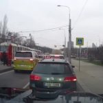 VIDEO Uzasnuti policajti Muza odlepili z elektricky ako Spiderman