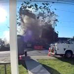 Video zachytilo mohutnu exploziju domu v Kalifornii