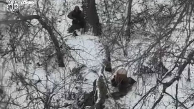 Vyzliekli ho Ruski vojaci popravili dvoch zajatych vojakov