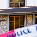 Charlie Hebdo zverejnil karikaturu o obetiach poziaru v bare Le Constellation